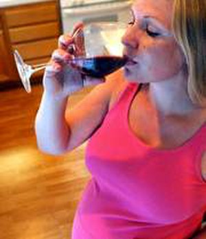 Uống rượu khi mang thai dễ sinh con tăng động giảm chú ý